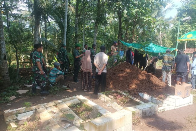 Danramil Kapten Caj Indaryanto Takziah ke Rumah Duka Orang Tua Anggota yang Meninggal