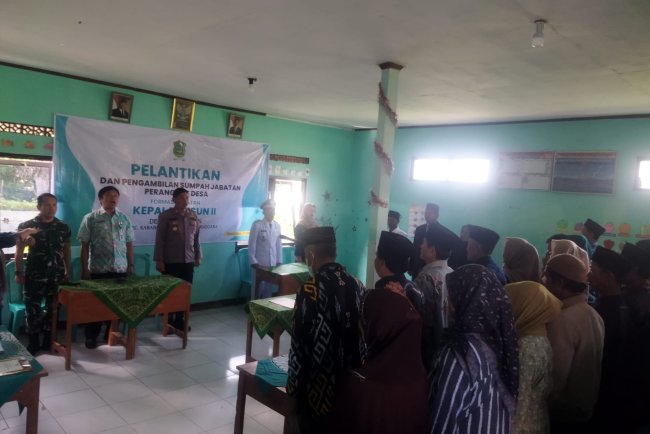 Danramil Bersama Babinsa Hadiri Pelantikan Dan Pengambilan Sumpah Perangkat Desa Pasuruhan