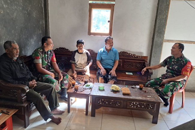 Wujudkan Keakraban Di Wilayah Babinsa Koramil 04 Karangkobar Komsos Dengan Tomas