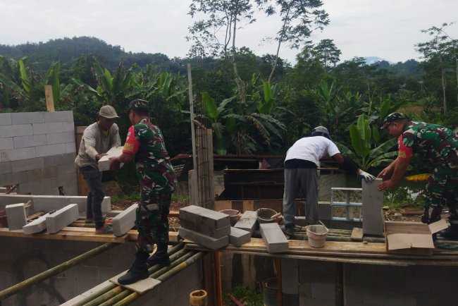 Babinsa Koramil 04/Karangkobar Gotong Royong Membantu Warga Bangun Rumah