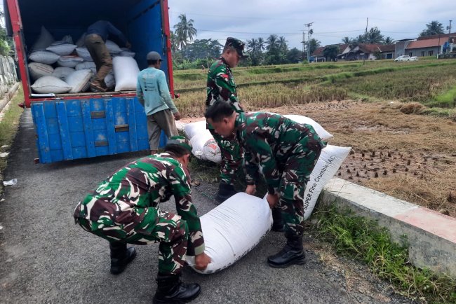 Babinsa Wanadadi Dampingi Petani Jual Gabah Menjaga Harga Menguatkan Ketahanan Pangan