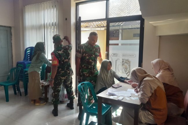 Babinsa Bantu Nakes Pemeriksaan Kesehatan Gratis untuk Warga Desa Karangkobar