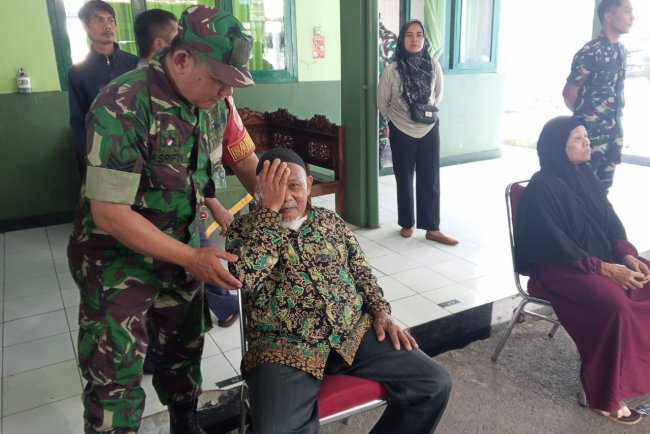 Seluruh Babinsa Koramil 01Banjarnegara Dampingi Screening Calon Pasien Operasi Katarak