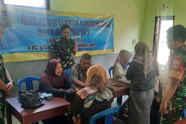 Wujud Peran Aktif Babinsa Dampingi Penyaluran Bantuan Langsung Tunai 
