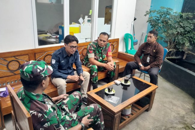 Babinsa Koramil 04/Karangkobar Jalin Komsos Dengan Perangkat Desa Leksana