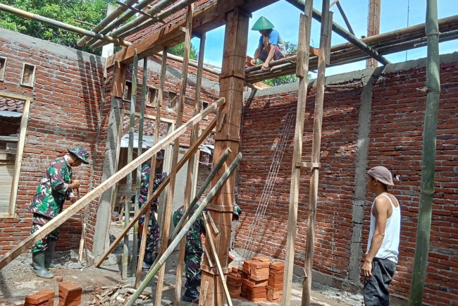 Koramil 08 Purwanegara bantu  Pembangunan RTLH