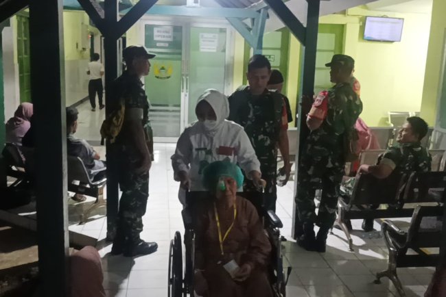 Dua Orang Babinsa Koramil 01 Banjarnegara Dampingi Pasien Operasi Katarak