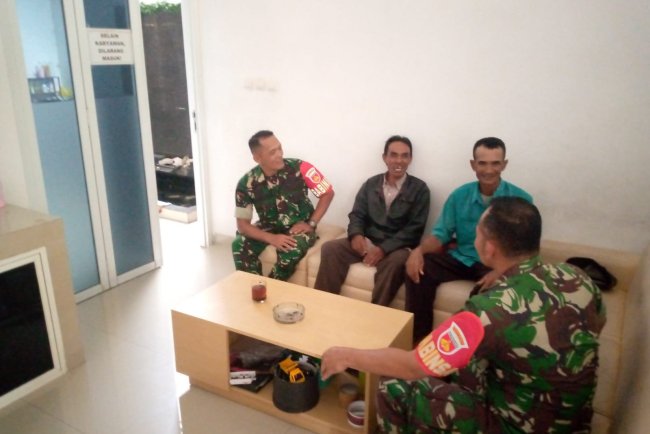 Wujudkan Kedekatan Di Wilayah Babinsa Koramil 04/Karangkobar Komsos Dengan Tokoh Masyarakat