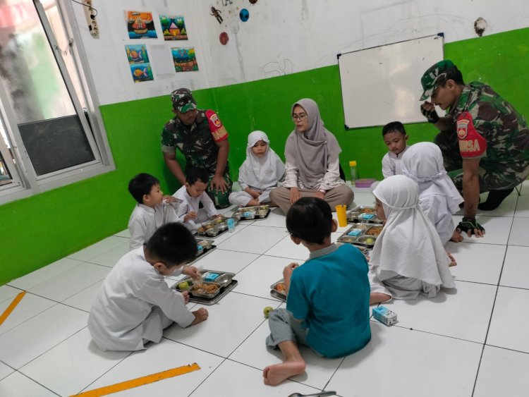 Babinsa Koramil 01 Melaksanakan Pendampingan MBG
