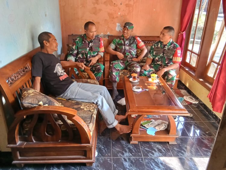 Babinsa Melaksanakan Komsos Dengan Tokoh Masyarakat Di wilayah Binaan 