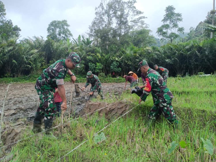 Danramil bersama anggota bantu Petani Penyiapan dan pengolahan Lahan