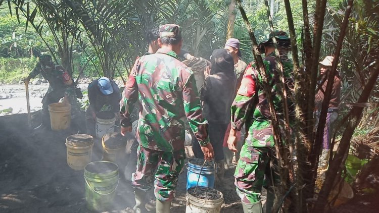 Babinsa kerja bakti pembuatan jalan usaha tani