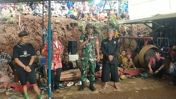 Babinsa Bersama Bhabinkamtibmas Amankan Pentas Kuda Lumping