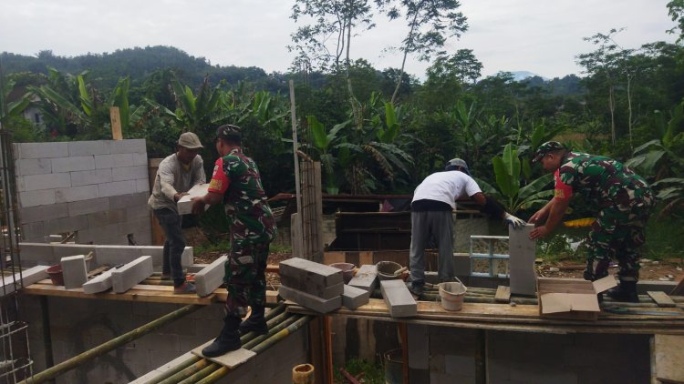 Babinsa Koramil 04/Karangkobar Gotong Royong Membantu Warga Bangun Rumah