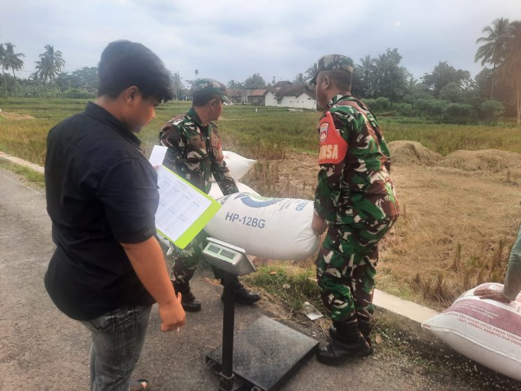 Babinsa Wanadadi Dampingi Petani dalam Kegiatan Sergap Dorong Stabilitas Harga Gabah