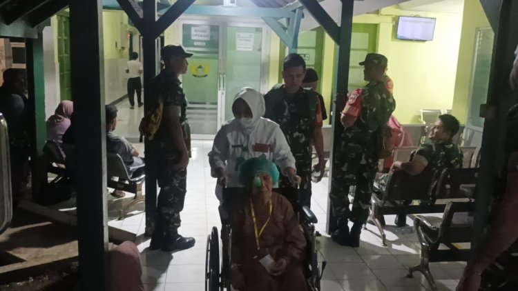 Dua Orang Babinsa Koramil 01 Banjarnegara Dampingi Pasien Operasi Katarak