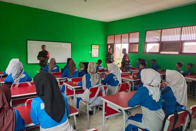 Babinsa Melaksanakan Pembinaan Mental karakter dan PBB Masa Pengenalan Lingkungan Sekolah