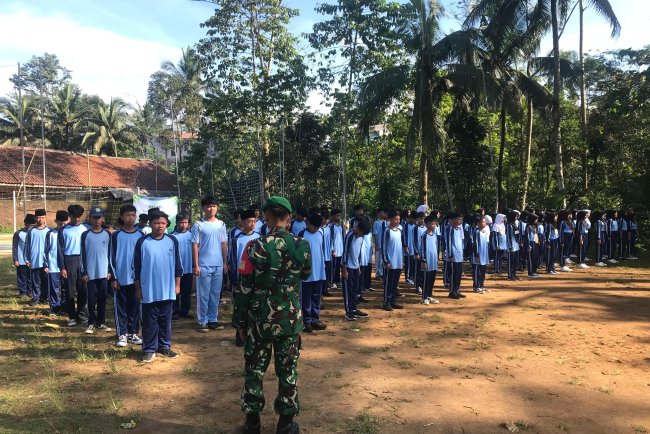 Babinsa Latih Disiplin Siswa Mts Al Hidayah Lewat PBB di Lapangan Silewok