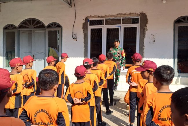 Babinsa Latih PBB dalam Kegiatan Matsama Tanamkan Disiplin Sejak Dini di MI Meliken Twelagiri