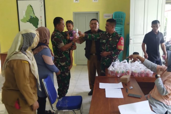 Danramil Karangkobar Dampingi Kegiatan Posyandu Wujud Kepedulian TNI pada Kesehatan Warga