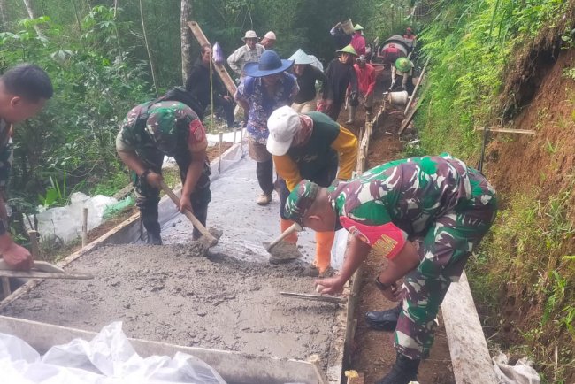 Danramil 06 Kalibening Beserta Babinsa Dan Warga Gotong Royong Membuat JUT