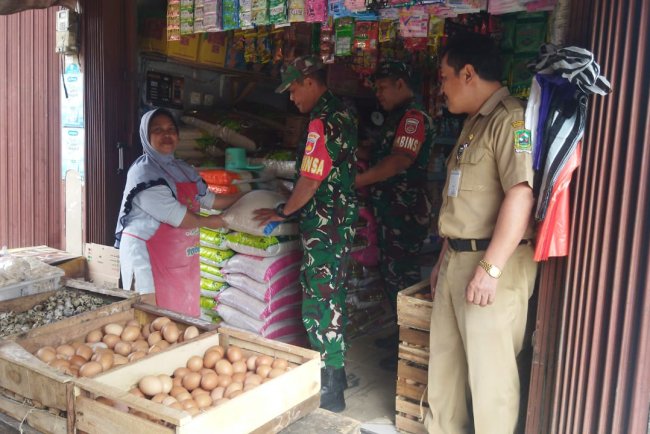 Babinsa Karangkobar Turun ke Pasar Pantau Stabilitas Harga dan Ketersediaan Sembako