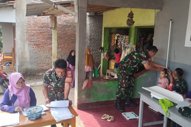 Babinsa Dampingi Kegiatan Posyandu Wujud Kepedulian TNI Cegah Stunting
