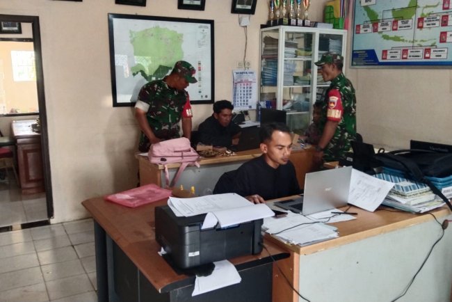 Babinsa Koramil 04 Karangkobar Giat Puldata Ter Bersama Perangkat Desa Sampang