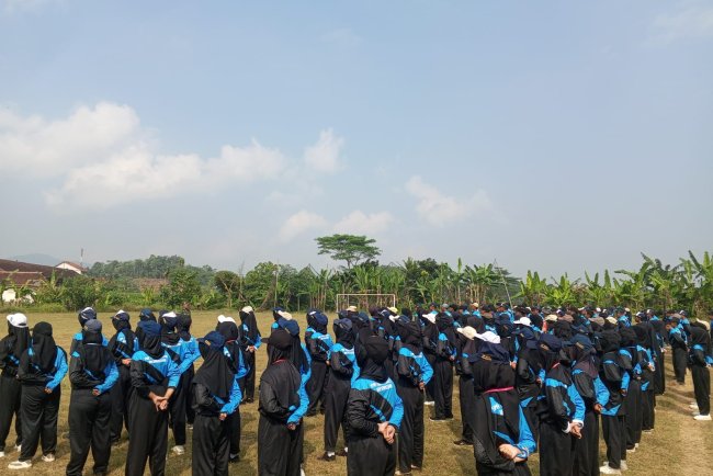 Bentuk Anak Didik Lebih Disiplin Dan Berkarakter Babinsa Latih Pbb Dan Wasbang