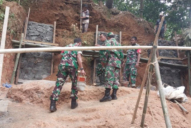 Danramil Dan Babinsa Turut Serta membantu pembuatan  penyanggah Pipa irigasi pasca longsor