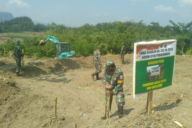 Satgas TMMD Reguler ke-125 Kodim 0710 Pekalongan Mulai Penataan Lahan Sekolah Satu Atap di Desa Windurojo