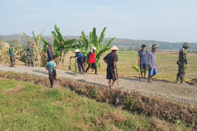 Cuaca Panas Menambah Semangat Satgas TMMD Reguler 125 di Desa Windurojo Pekalongan