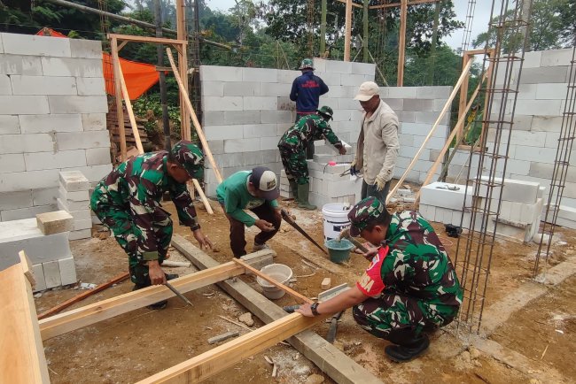 TNI dan Warga Gotong Royong Bangun Harapan: Karya Bakti RTLH di Dusun Jambuer