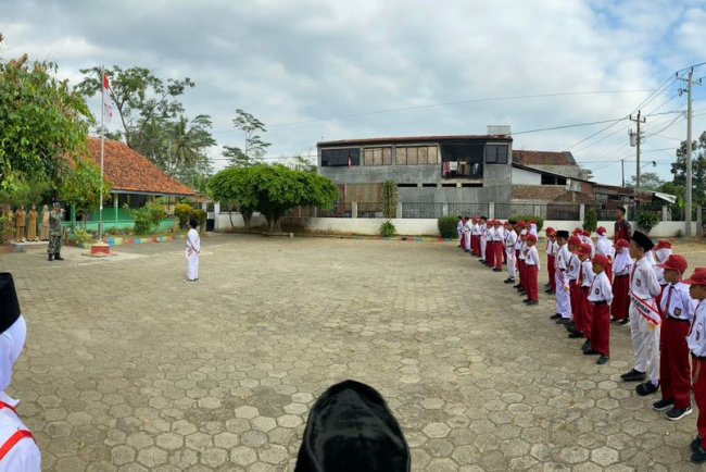 Tanamkan Cinta Tanah Air Babinsa Koramil 14/Madukara Jadi Pembina Upacara Di Sekolah