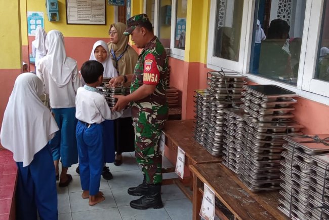 Babinsa Koramil 01 Bna Melaksanakan Pendampingan Dan Pendistribusian MBG