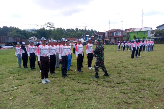 Babinsa Bersama Babinkamtibmas Karangkobar Latih Paskibra Kecamatan Karangkobar