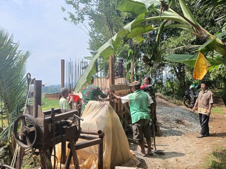 Wujud Kepedulian TNI Babinsa Mandiraja Gotong Royong Bangun Rumah Pompa Air Bersama Petani