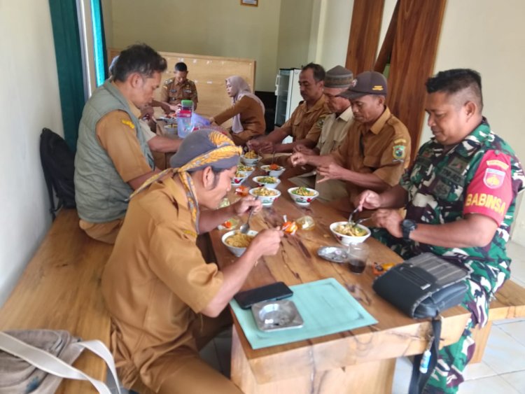 Bentuk Kebersamaan Babinsa dan perangkat Desa di Desa Binaan