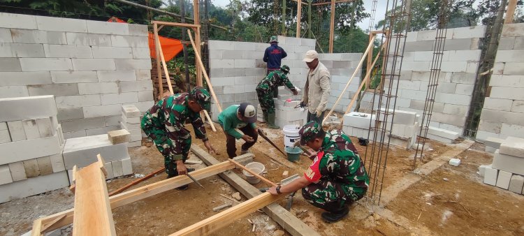 TNI dan Warga Gotong Royong Bangun Harapan: Karya Bakti RTLH di Dusun Jambuer