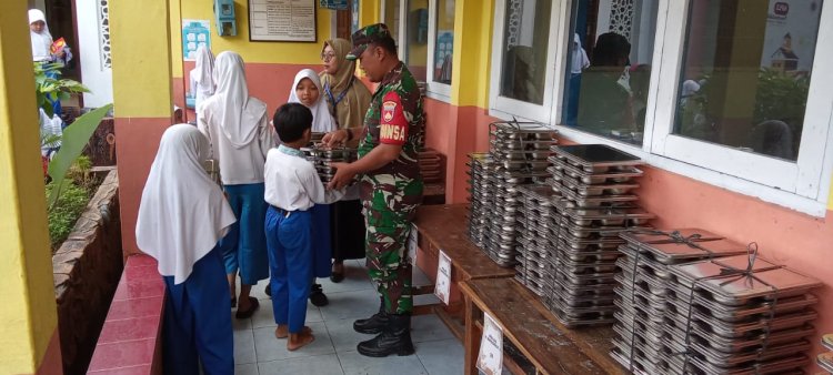 Babinsa Koramil 01 Bna Melaksanakan Pendampingan Dan Pendistribusian MBG