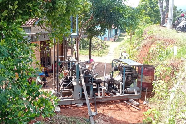 Satgas TMMD Bersama Warga Garap Sumur Bor di Dukuh Karang Moncol