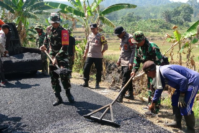 Dansatgas TMMD Pimpin Pengaspalan Jalan Di Desa Windurojo