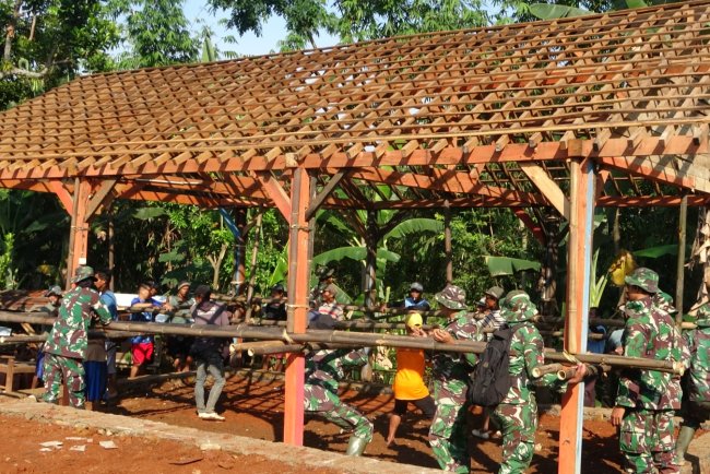 Gotong Royong Luar Biasa Satgas TMMD Reguler 125 Bersama Warga Pindahkan 3 Rumah Dengan Cara digotong
