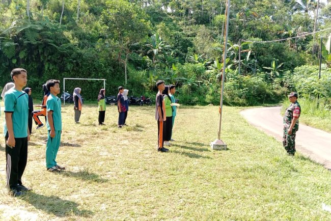 Babinsa Melatih Paskibra tingkat Desa