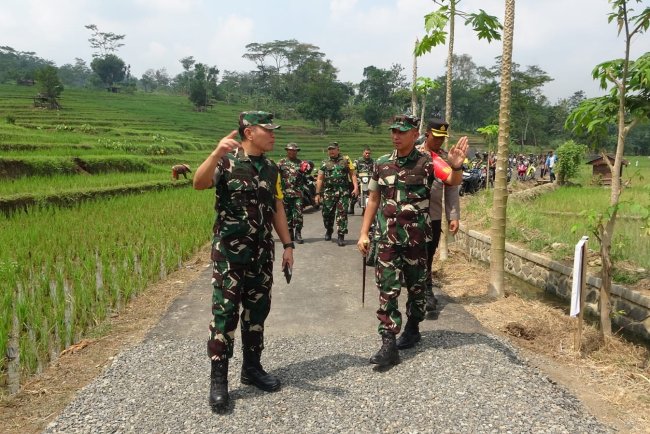 Tim Wasev Mabesad Tinjau Pelaksanaan TMMD Reguler Ke-125 Kodim 0710/Pekalongan di Desa Windurojo 