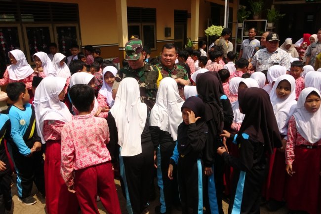 Tim Wasev TMMD dari Mabesad Disambut Meriah oleh Anak Sekolah Desa Windurojo