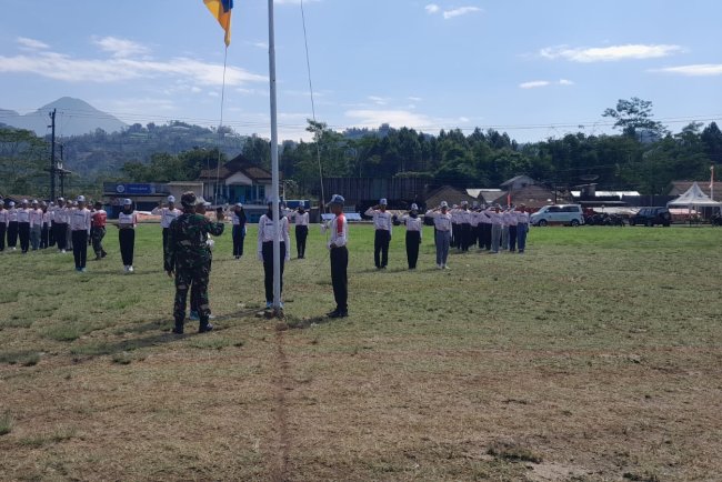 Sinegeritas Babinsa Bersama Babinkamtibmas Karangkobar Latih Paskibra Tingkat  Kecamatan