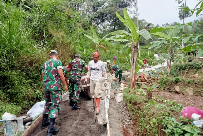 Danramil 06 Kalibening Bantu Warga Membuat Jalan Usaha Tani