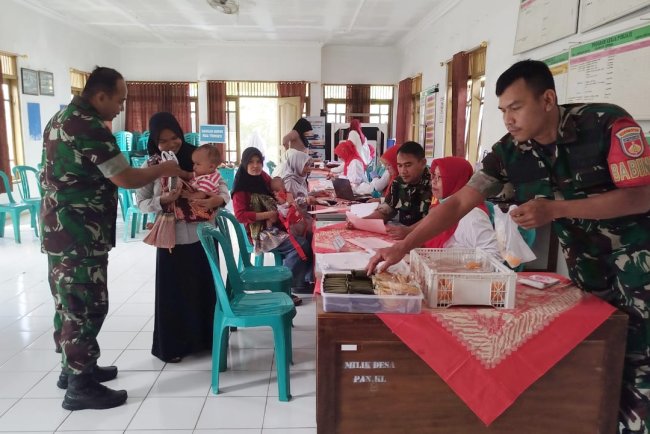 Mencegah Stunting Pada Anak Babinsa Bersama Bidan Desa Aktif Dalam Kegiatan Posyandu