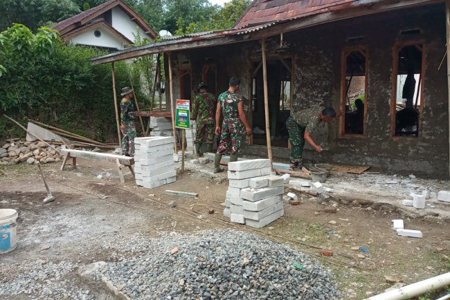 Satgas TMMD Reguler ke-125 Kodim 0710/Pekalongan Kejar Target Rehab RTLH Milik Bapak Kirno di Desa Windurojo